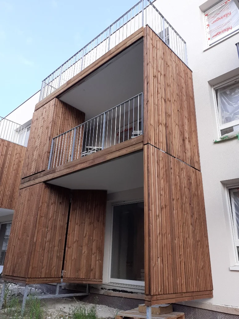 Balcon en bois et métal